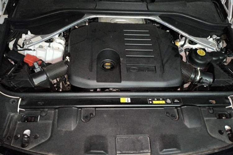 Used Land Rover Range 2023 3.0 L6 400 PS Prestige Seven-Seater Extended Version Engine Bay