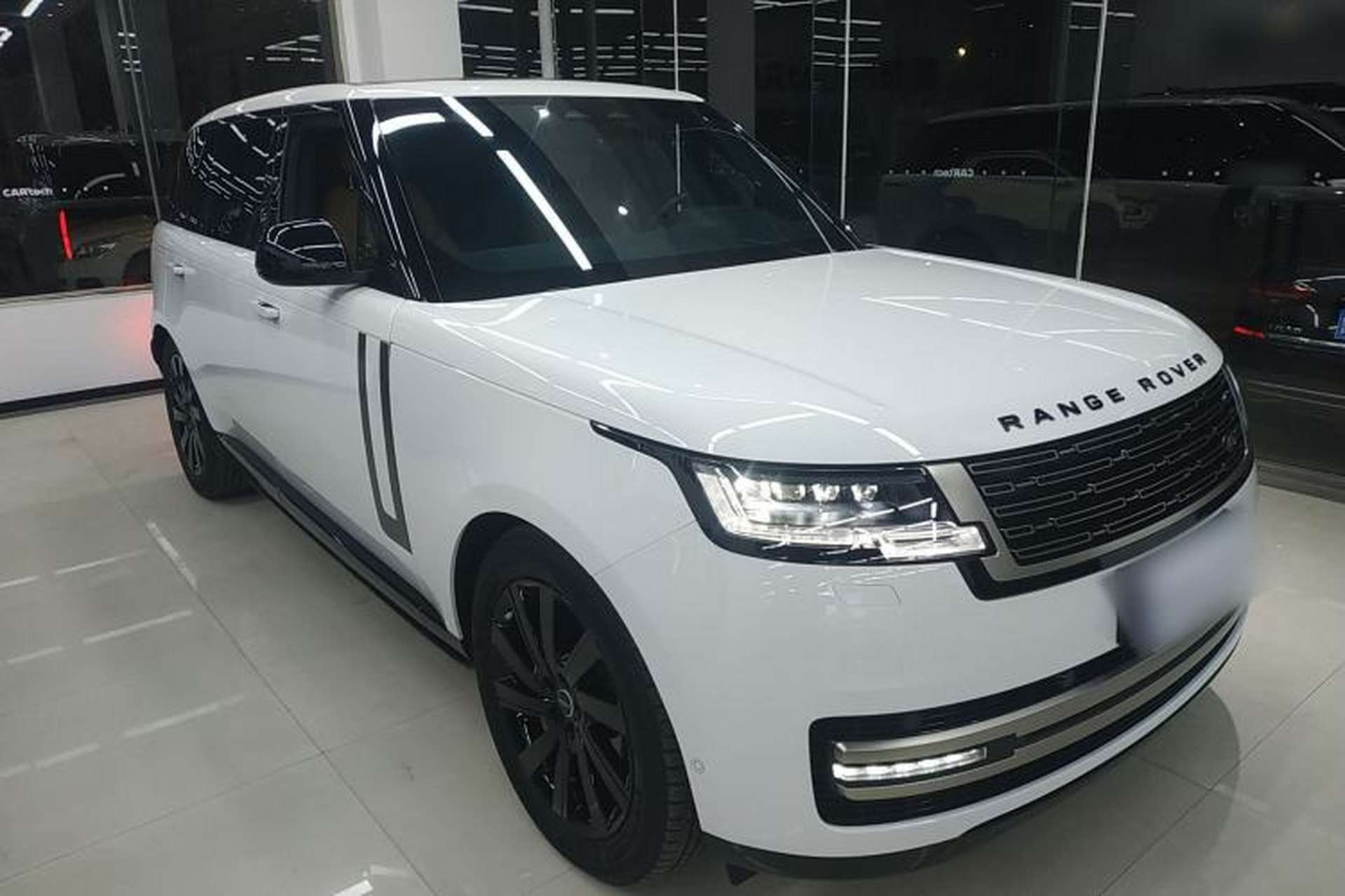 Used Land Rover Range 2023 3.0 L6 400 PS Prestige Seven-Seater Extended Version Front Right 45 Deg