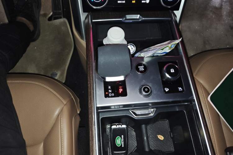 Used Land Rover Range 2023 3.0 L6 400 PS Prestige Seven-Seater Extended Version Gear Lever