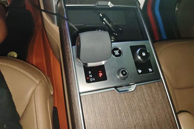 Used Land Rover Range 2023 3.0 L6 400 PS Prestige Seven-Seater Extended Version Gear Lever