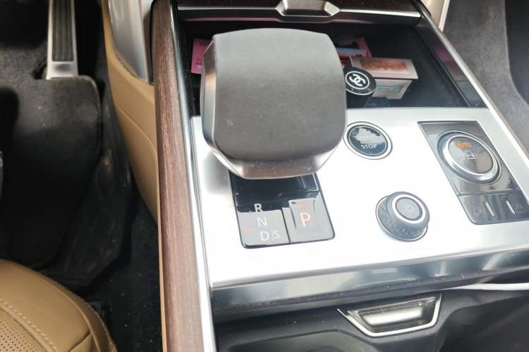 Used Land Rover Range 2023 3.0 L6 400 PS Extended Luxury Edition Gear Lever