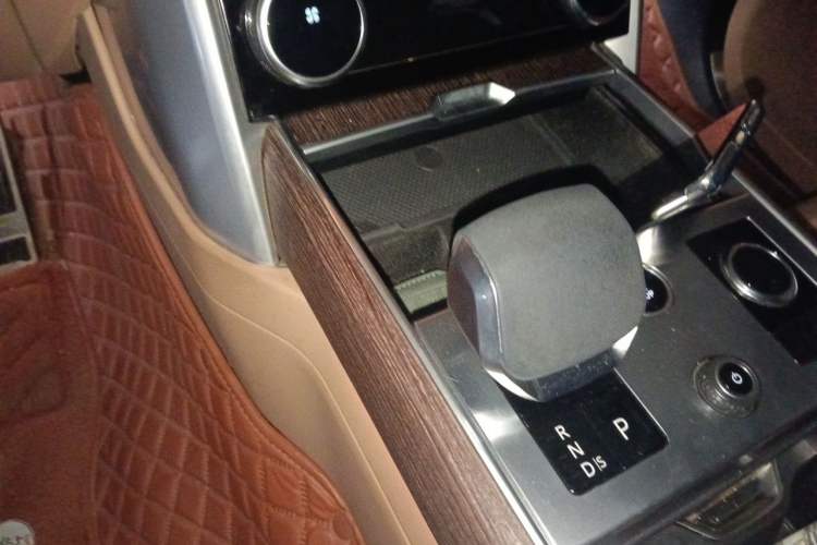 Used Land Rover Range 2023 3.0 L6 400 PS Prestige Seven-Seater Extended Version Gear Lever