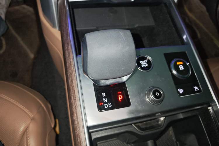 Used Land Rover Range 2023 Revised Version 3.0 L6 400 PS Extended Luxury Edition Gear Lever