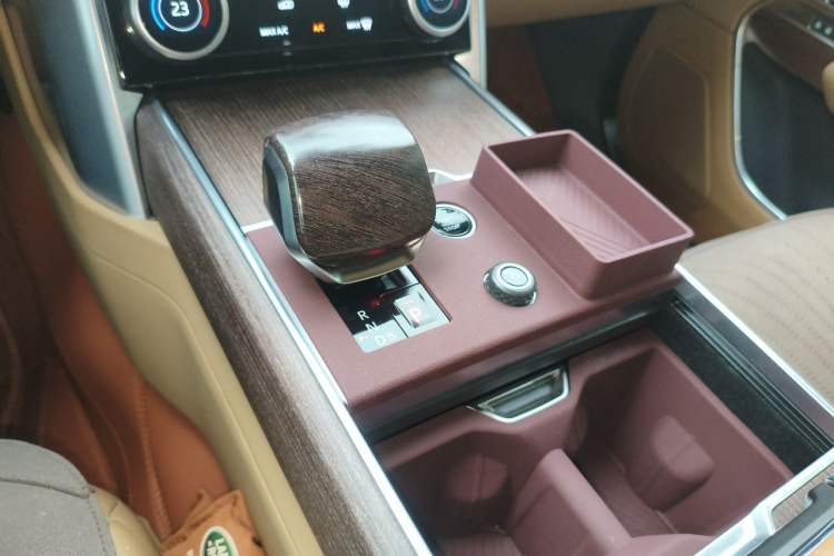 Used Land Rover Range 2023 3.0 L6 400 PS Prestige Seven-Seater Extended Version Gear Lever