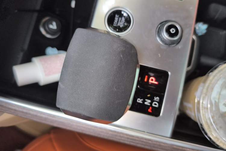 Used Land Rover Range 2023 3.0 L6 400 PS Prestige Seven-Seater Extended Version Gear Lever