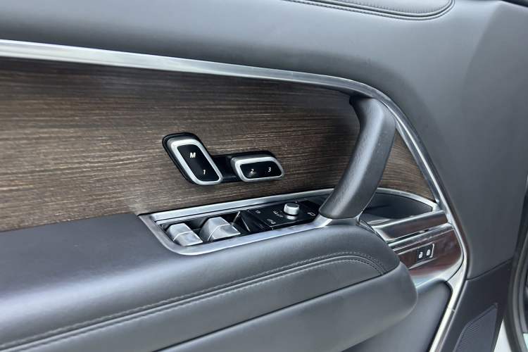 Used Land Rover Range 2023 3.0 L6 360 PS Grand Edition Interior 10
