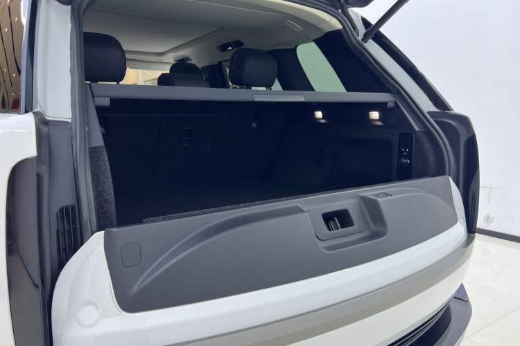 Used Land Rover Range 2023 3.0 L6 360 PS Grand Edition Interior 8
