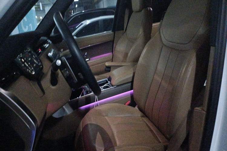 Used Land Rover Range 2023 3.0 L6 400 PS Prestige Seven-Seater Extended Version Left Front Seat