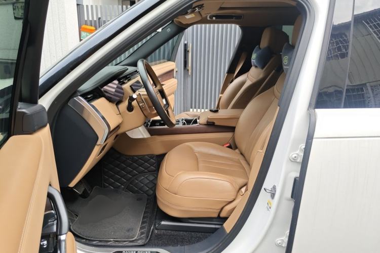 Used Land Rover Range 2023 3.0 L6 400 PS Extended Luxury Edition Left Front Seat