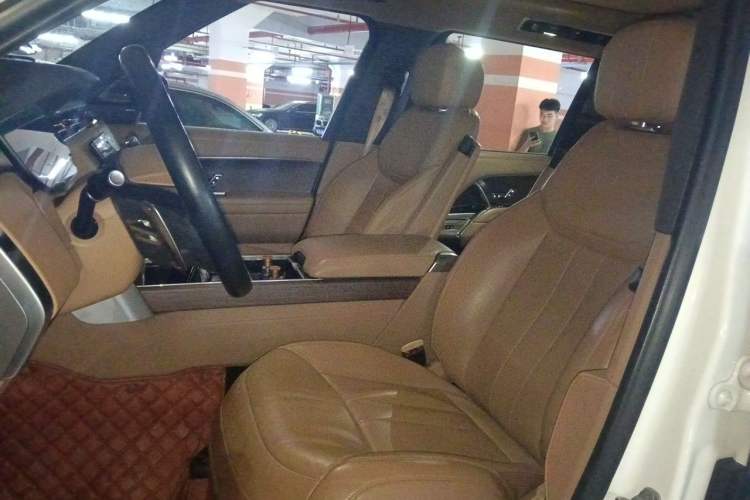 Used Land Rover Range 2023 3.0 L6 400 PS Prestige Seven-Seater Extended Version Left Front Seat