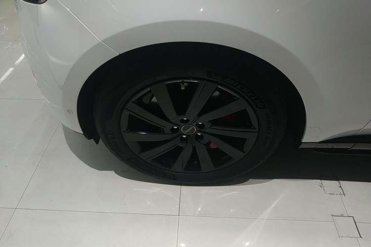 Used Land Rover Range 2023 3.0 L6 400 PS Prestige Seven-Seater Extended Version Left Front Wheel Hub