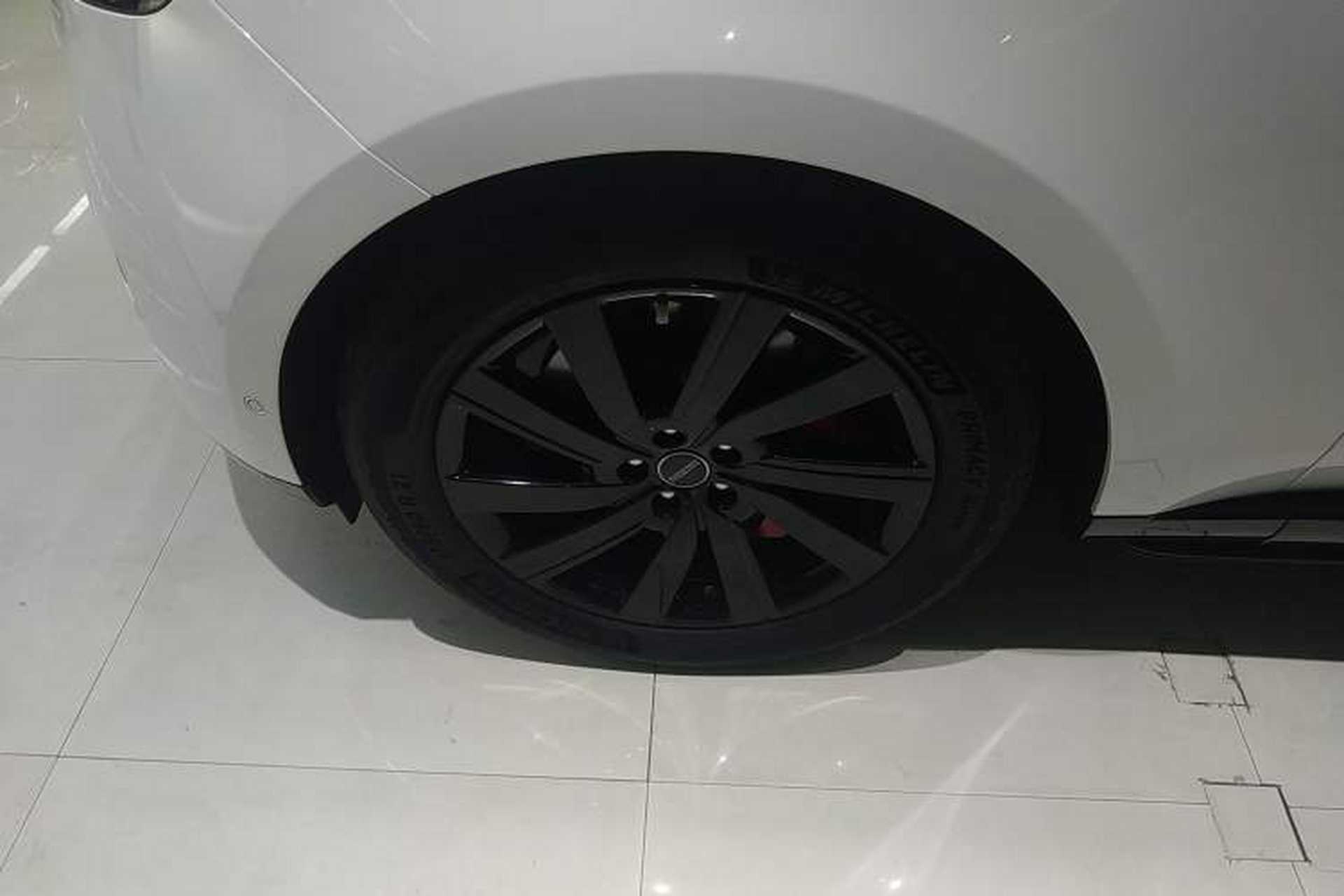 Used Land Rover Range 2023 3.0 L6 400 PS Prestige Seven-Seater Extended Version Left Front Wheel Hub