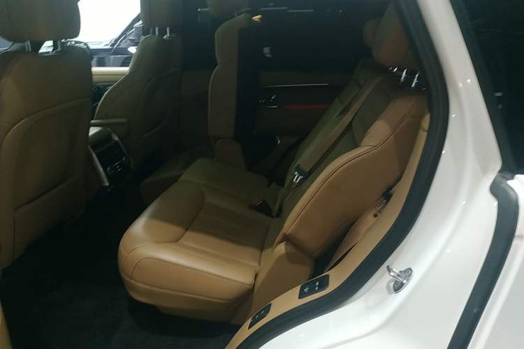 Used Land Rover Range 2023 3.0 L6 400 PS Prestige Seven-Seater Extended Version Left Rear Seat