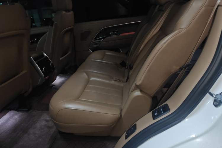 Used Land Rover Range 2023 3.0 L6 400 PS Prestige Seven-Seater Extended Version Left Rear Seat