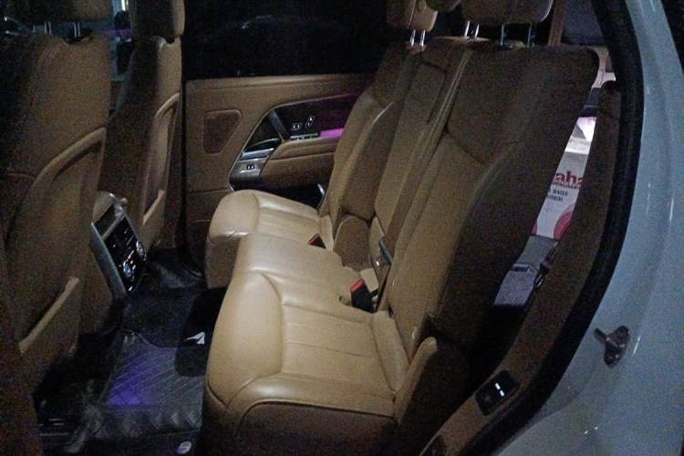 Used Land Rover Range 2023 3.0 L6 400 PS Prestige Seven-Seater Extended Version Left Rear Seat