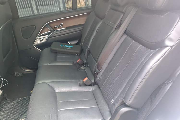 Used Land Rover Range 2023 3.0 L6 400 PS Prestige Seven-Seater Extended Version Left Rear Seat
