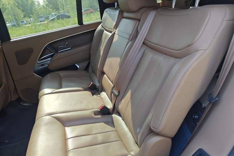 Used Land Rover Range 2023 3.0 L6 400 PS Prestige Seven-Seater Extended Version Left Rear Seat