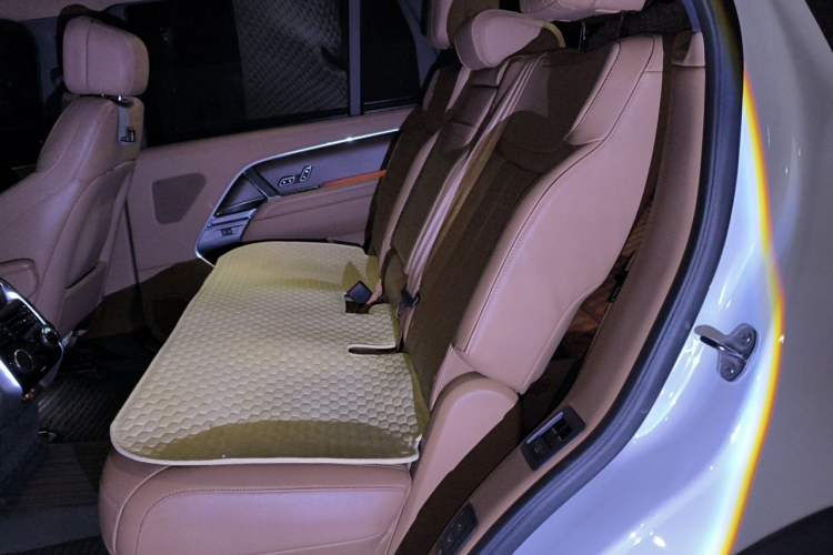 Used Land Rover Range 2023 3.0 L6 400 PS Prestige Seven-Seater Extended Version Left Rear Seat