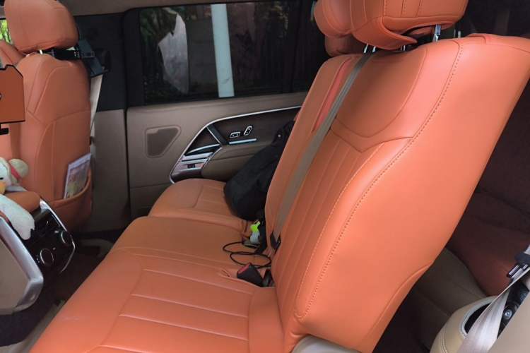 Used Land Rover Range 2023 3.0 L6 400 PS Prestige Seven-Seater Extended Version Left Rear Seat