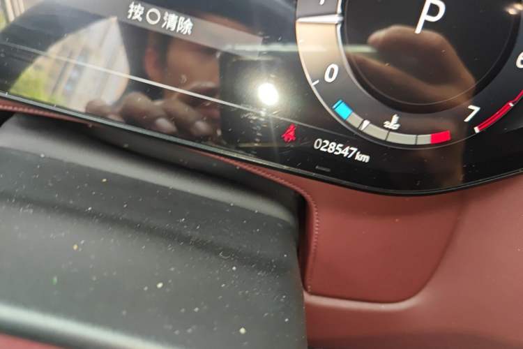 Used Land Rover Range 2023 3.0 L6 400 PS Extended Long-Wheelbase Version Odometer Close Up