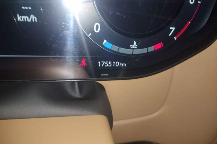 Used Land Rover Range 2023 3.0 L6 360 PS Grand Edition Odometer Close Up