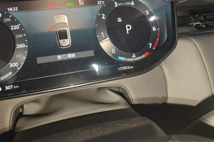 Used Land Rover Range 2023 3.0 L6 400 PS Prestige Seven-Seater Extended Version Odometer Close Up
