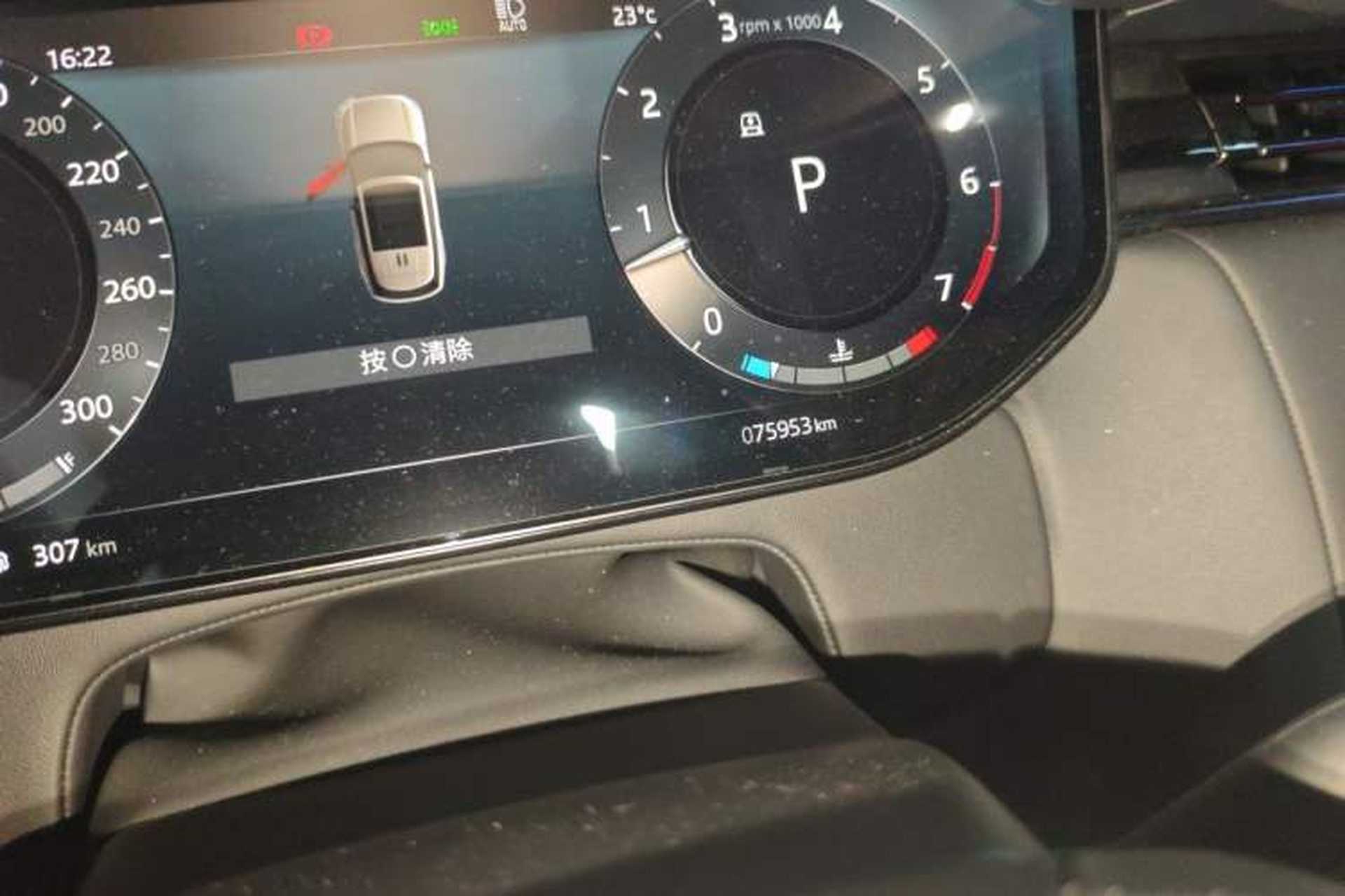 Used Land Rover Range 2023 3.0 L6 400 PS Prestige Seven-Seater Extended Version Odometer Close Up