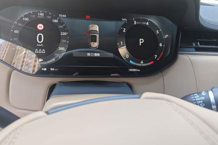 Used Land Rover Range 2023 3.0 L6 360 PS Grand Edition Odometer Close Up