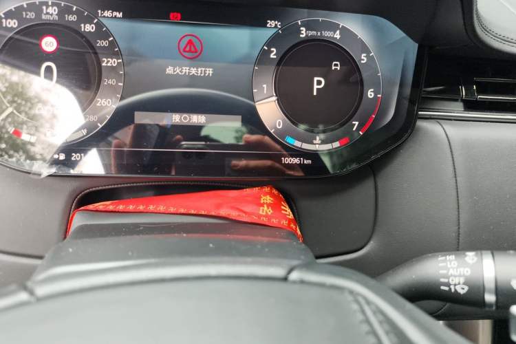 Used Land Rover Range 2023 3.0 L6 360 PS Grand Edition Odometer Close Up