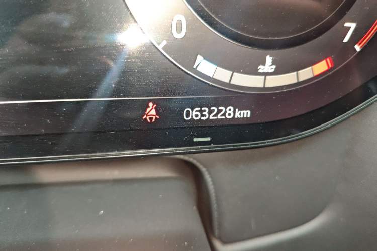 Used Land Rover Range 2023 3.0 L6 400 PS Prestige Seven-Seater Extended Version Odometer Close Up
