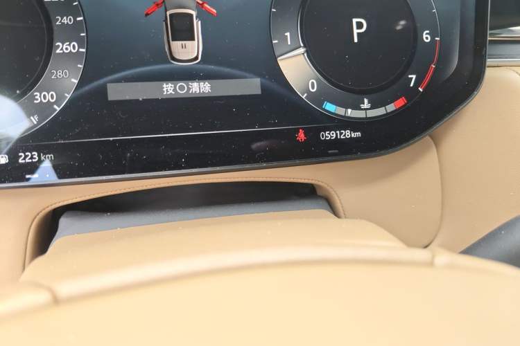 Used Land Rover Range 2023 3.0 L6 400 PS Extended Luxury Edition Odometer Close Up