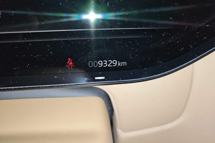 Used Land Rover Range 2023 3.0 L6 360 PS Grand Edition Odometer Close Up