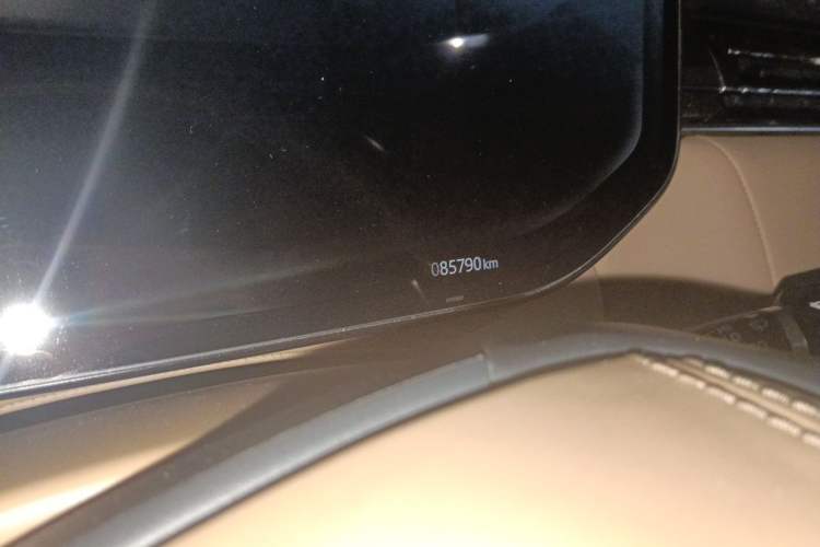 Used Land Rover Range 2023 3.0 L6 400 PS Prestige Seven-Seater Extended Version Odometer Close Up
