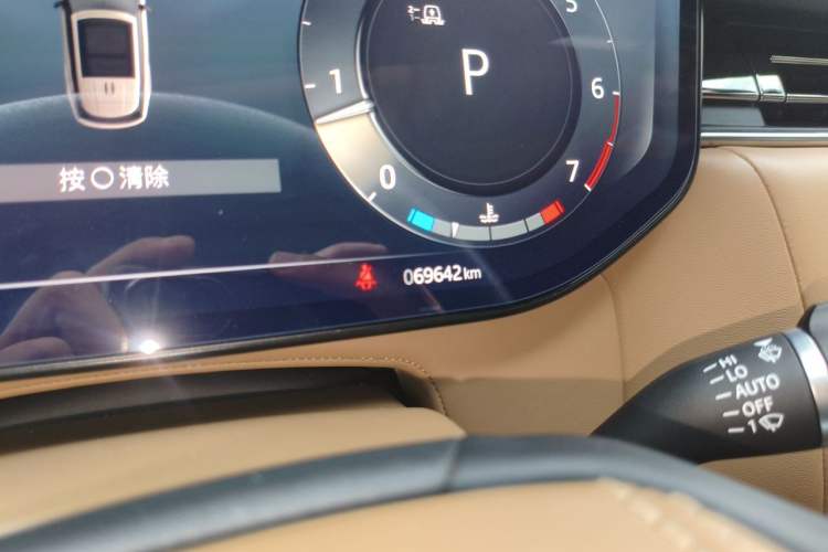 Used Land Rover Range 2023 3.0 L6 400 PS Prestige Seven-Seater Extended Version Odometer Close Up