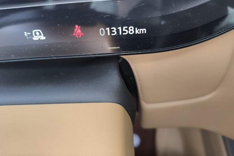 Used Land Rover Range 2023 3.0 L6 400 PS Prestige Seven-Seater Extended Version Odometer Close Up