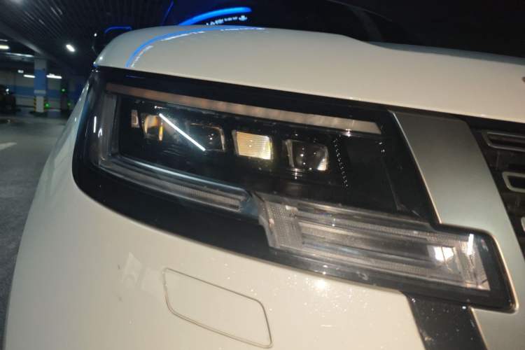 Used Land Rover Range 2023 3.0 L6 400 PS Prestige Seven-Seater Extended Version Right Front Headlight