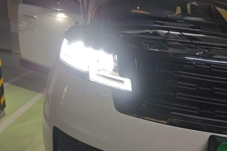 Used Land Rover Range 2023 3.0 L6 400 PS Prestige Seven-Seater Extended Version Right Front Headlight
