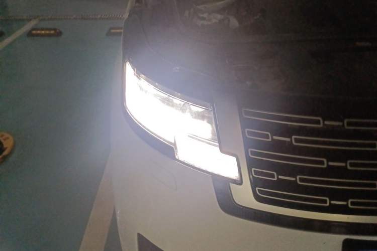 Used Land Rover Range 2023 3.0 L6 400 PS Prestige Seven-Seater Extended Version Right Front Headlight