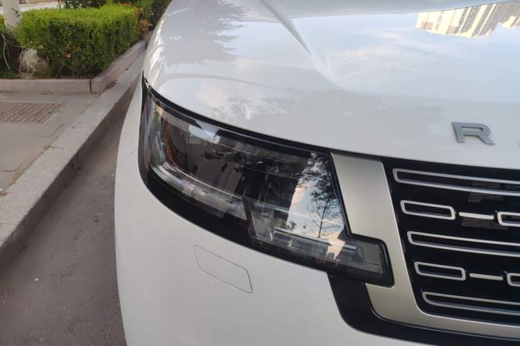 Used Land Rover Range 2023 3.0 L6 400 PS Prestige Seven-Seater Extended Version Right Front Headlight