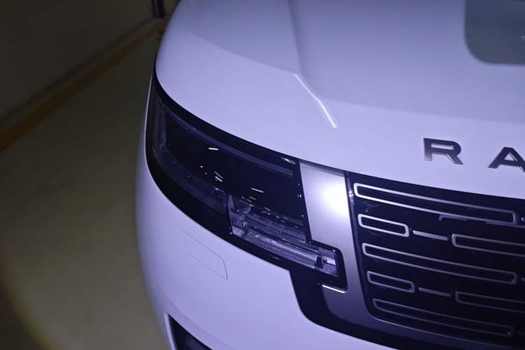 Used Land Rover Range 2023 3.0 L6 400 PS Prestige Seven-Seater Extended Version Right Front Headlight