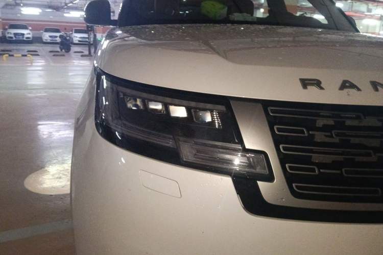 Used Land Rover Range 2023 3.0 L6 400 PS Prestige Seven-Seater Extended Version Right Front Headlight
