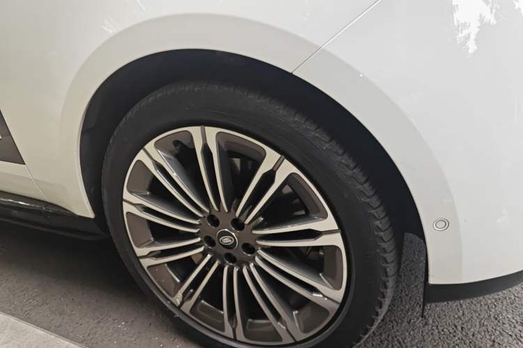 Used Land Rover Range 2023 3.0 L6 400 PS Extended Long-Wheelbase Version Right Front Wheel Hub