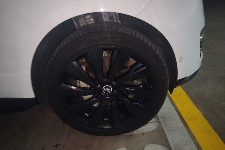 Used Land Rover Range 2023 3.0 L6 360 PS Grand Edition Right Front Wheel Hub
