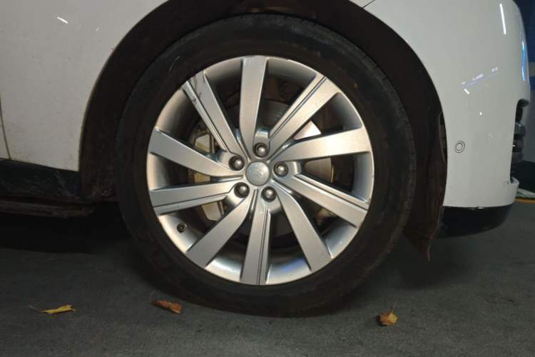 Used Land Rover Range 2023 3.0 L6 400 PS Prestige Seven-Seater Extended Version Right Front Wheel Hub