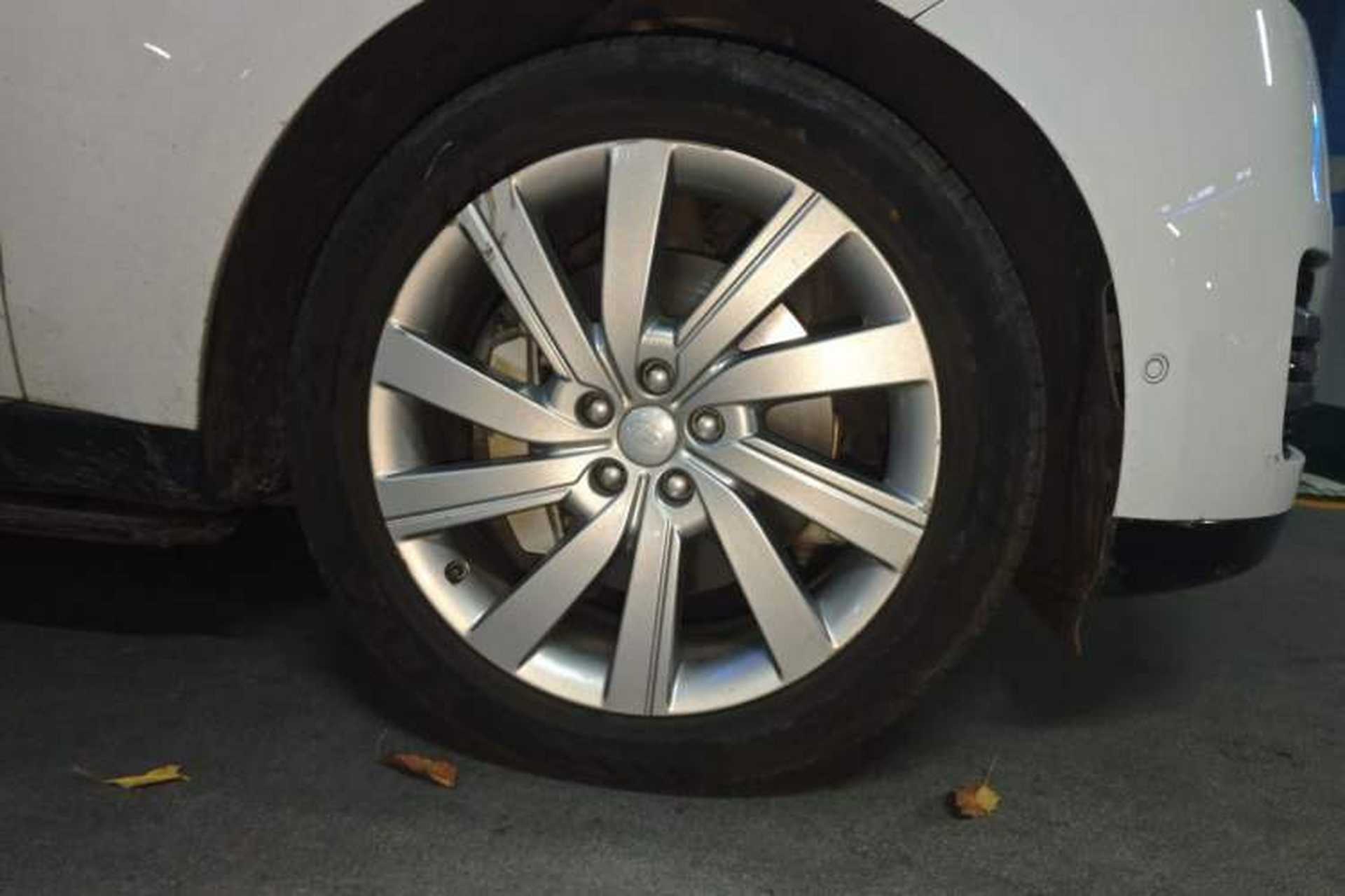 Used Land Rover Range 2023 3.0 L6 400 PS Prestige Seven-Seater Extended Version Right Front Wheel Hub