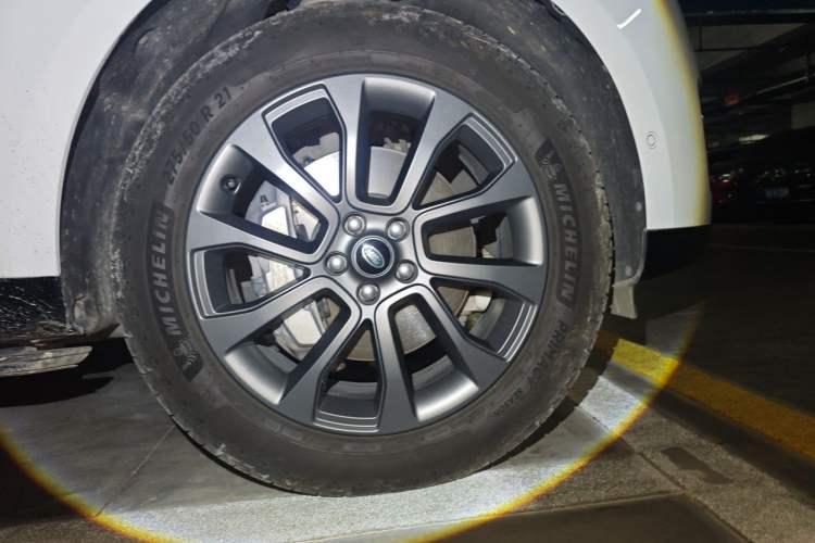 Used Land Rover Range 2023 3.0 L6 400 PS Prestige Seven-Seater Extended Version Right Front Wheel Hub