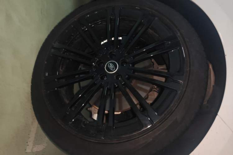 Used Land Rover Range 2023 3.0 L6 400 PS Prestige Seven-Seater Extended Version Right Front Wheel Hub