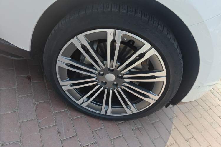 Used Land Rover Range 2023 3.0 L6 360 PS Grand Edition Right Front Wheel Hub