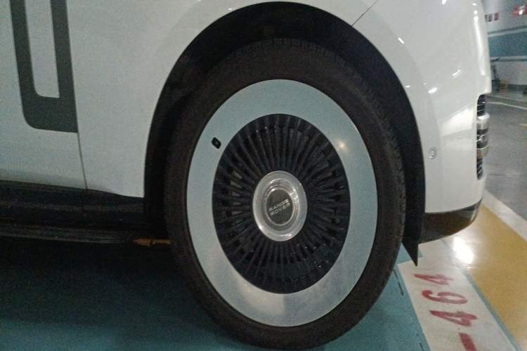 Used Land Rover Range 2023 3.0 L6 400 PS Prestige Seven-Seater Extended Version Right Front Wheel Hub