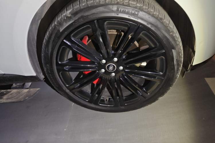 Used Land Rover Range 2023 3.0 L6 400 PS Prestige Seven-Seater Extended Version Right Front Wheel Hub
